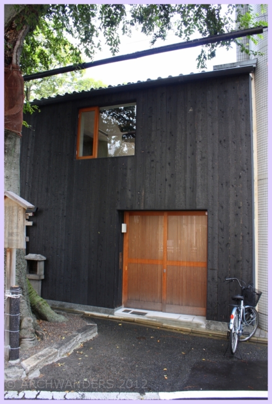 Kyoto Kiya-machi Dori shrine black house